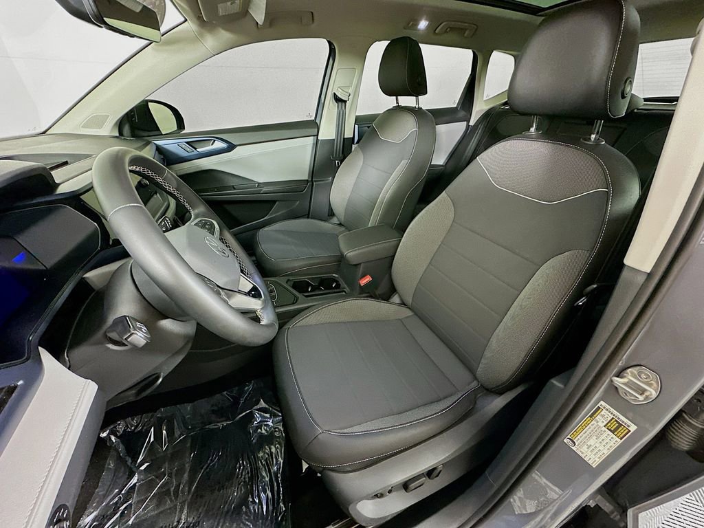 Used 2024 Volkswagen Taos SE w/ Panoramic Sunroof Package FWD image 28