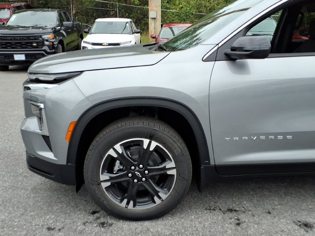 New 2027 Chevrolet Traverse LT w/ Sun and Wheel Package FWD image 7