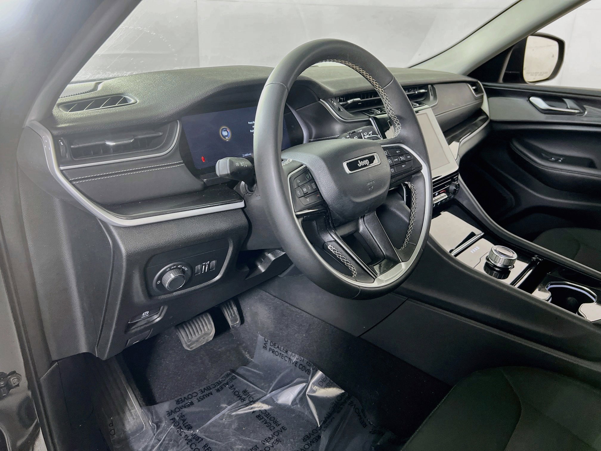 Used 2023 Jeep Grand Cherokee Laredo AWD/4WD image 9