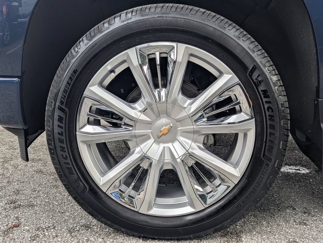Used 2023 Chevrolet Silverado 1500 High Country w/ High Country Premium Package AWD/4WD image 9