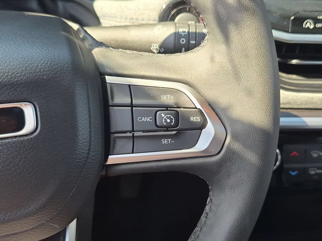 Used 2025 Jeep Compass Latitude w/ Sun & Sound Group AWD/4WD image 22