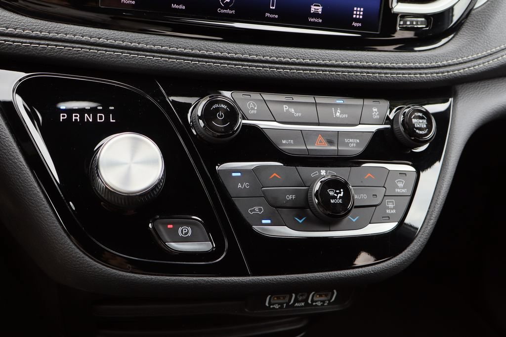 Used 2023 Chrysler Pacifica Touring FWD image 17