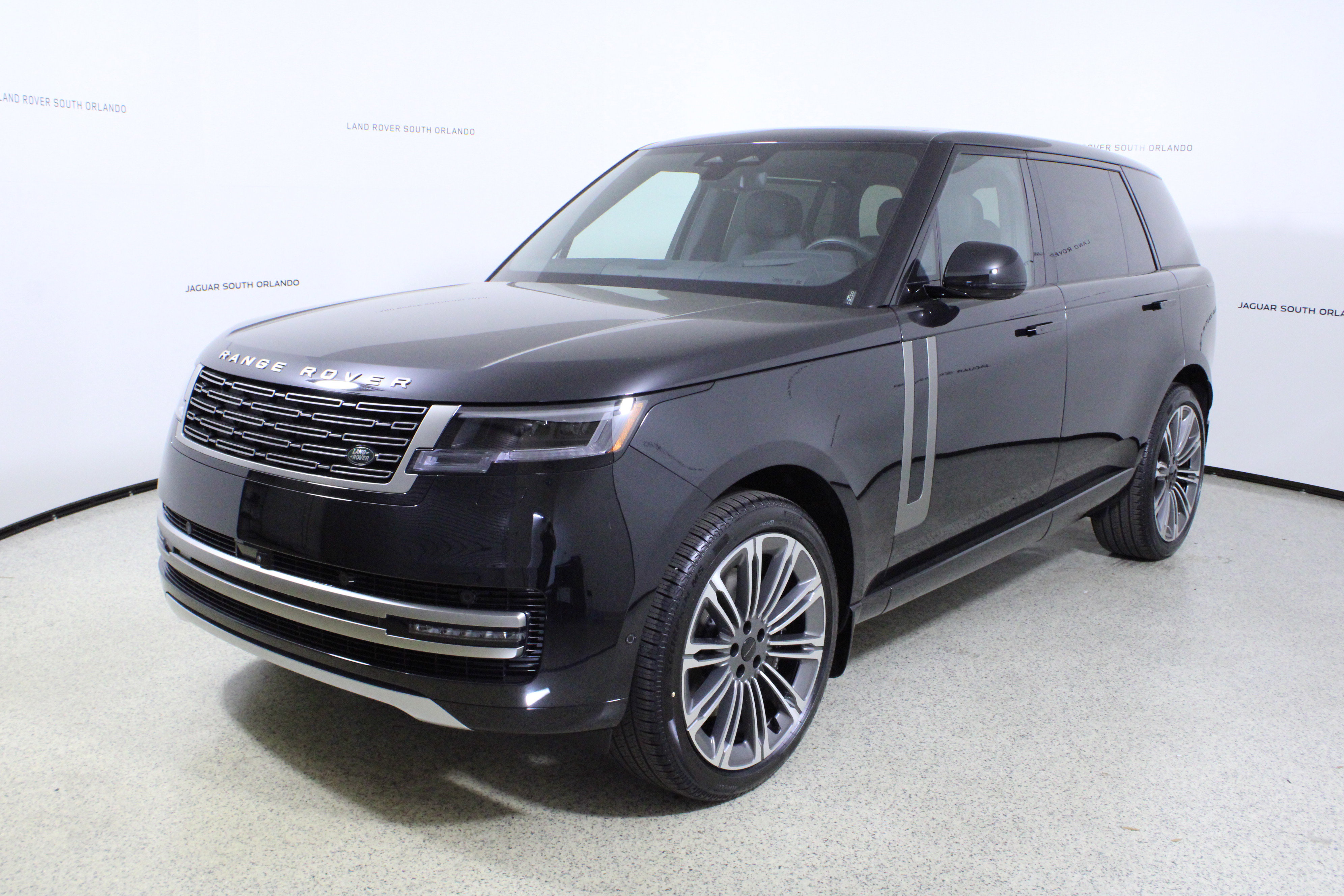 New 2026 Land Rover Range Rover Long Wheelbase SE image 4