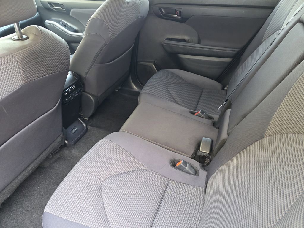Used 2024 Toyota Highlander LE image 20