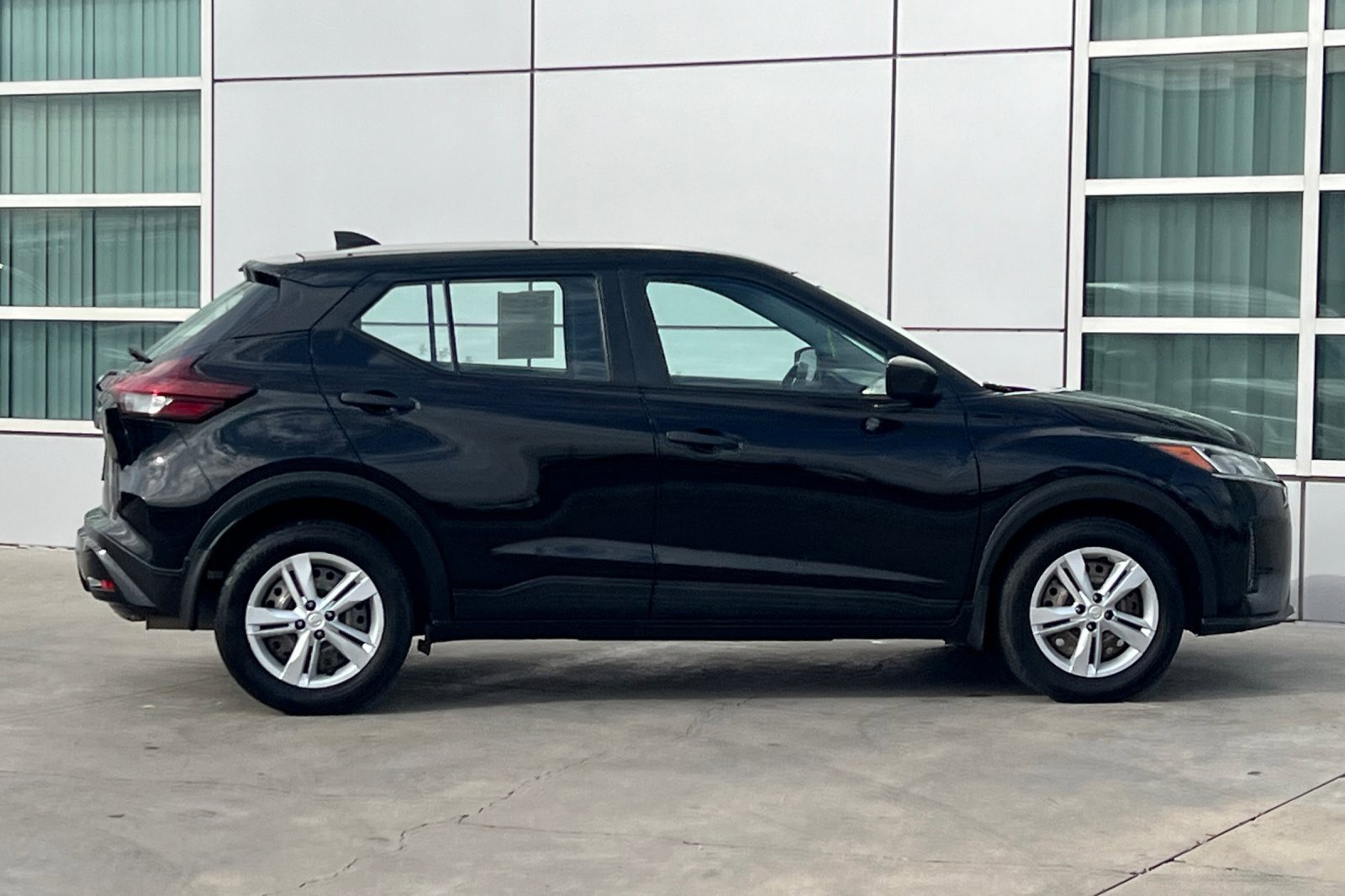 Used 2022 Nissan Kicks S image 3