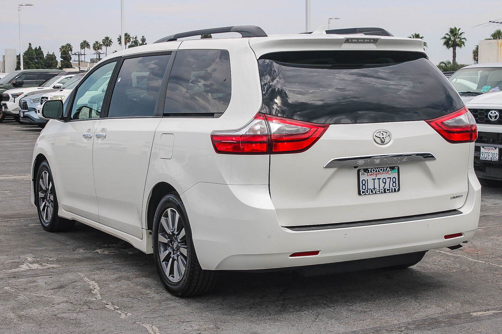 Used 2020 Toyota Sienna Limited Premium w/ Carpet Mat Package FWD image 7