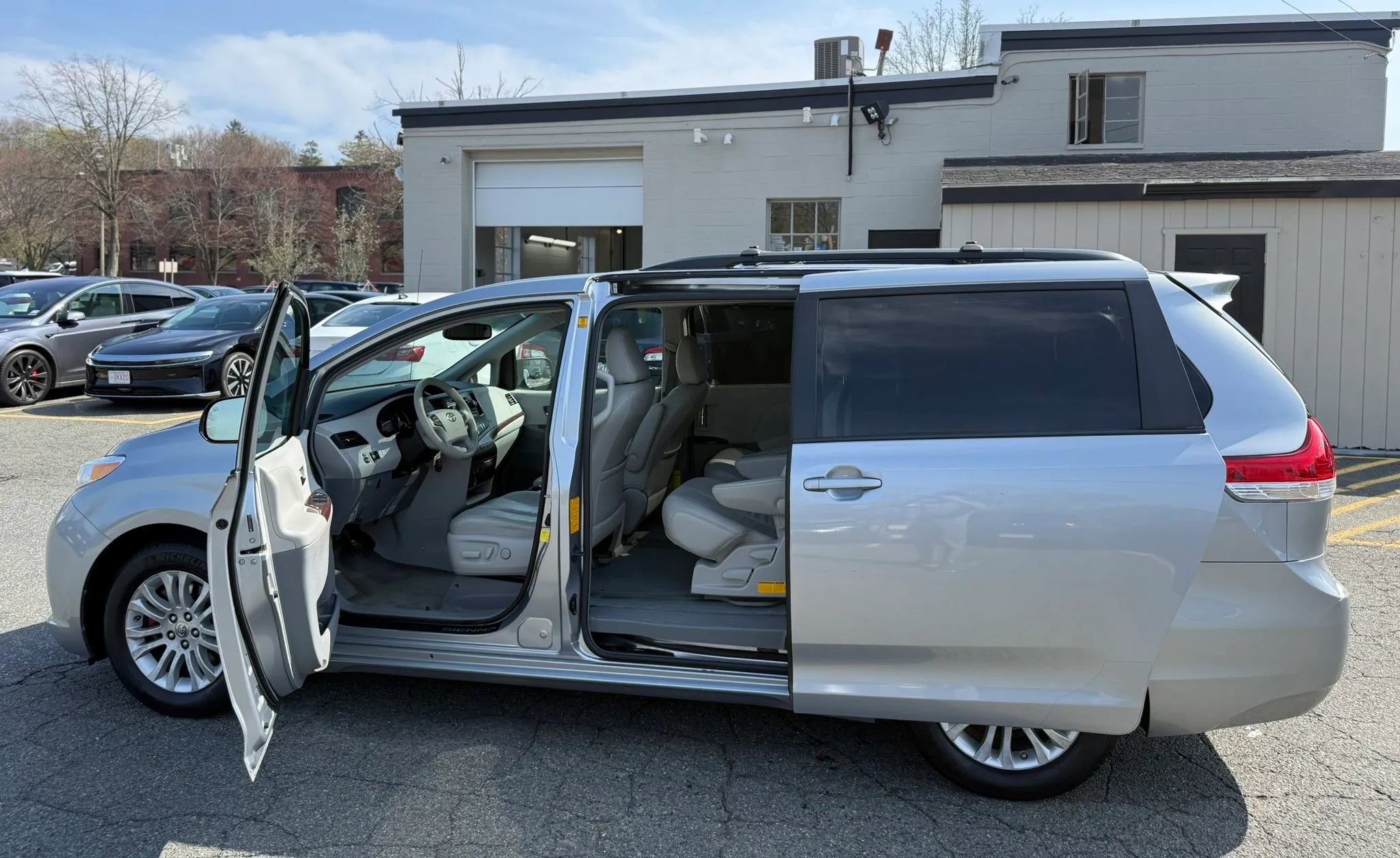Used 2012 Toyota Sienna XLE FWD image 7