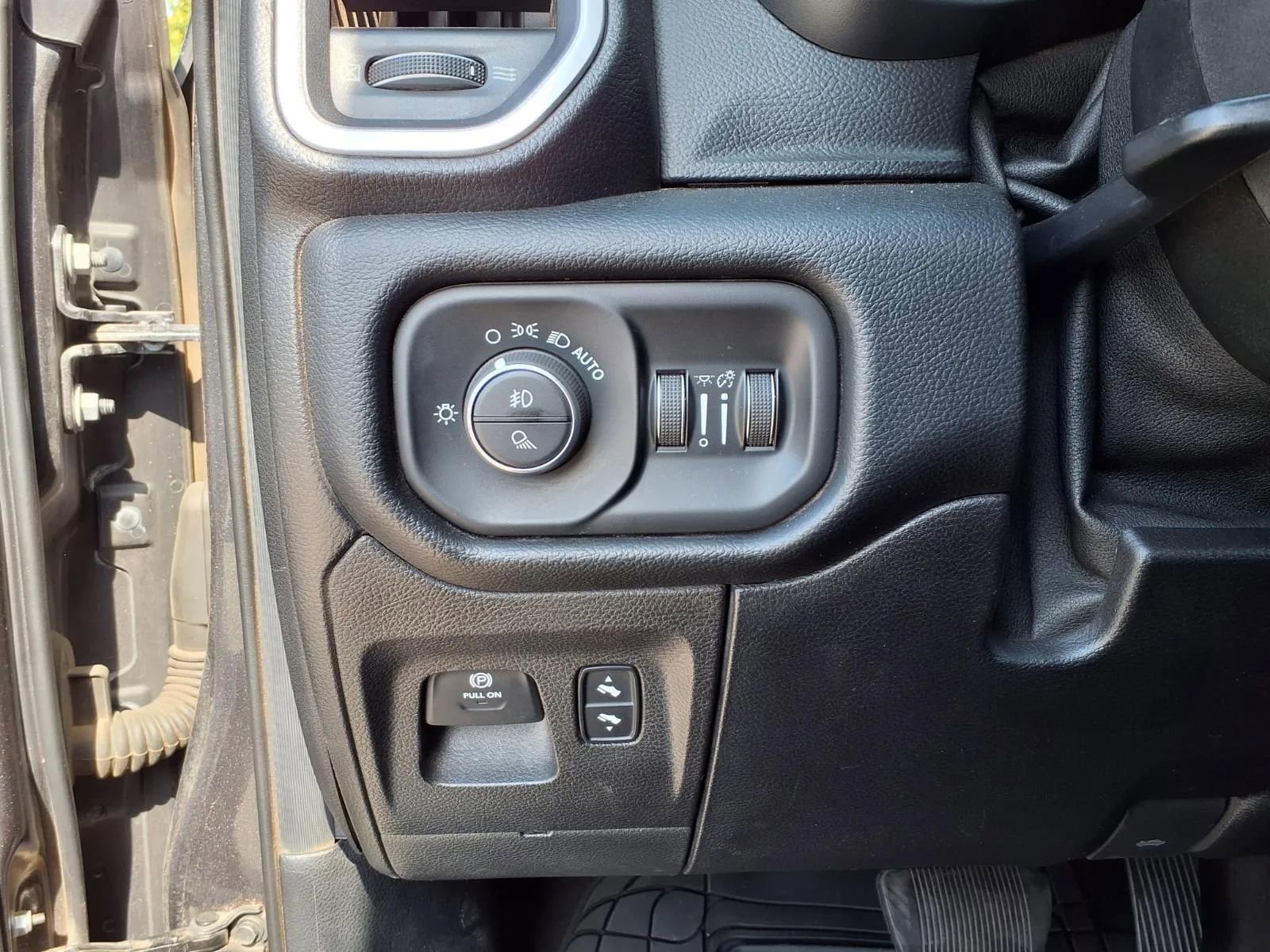 Used 2019 RAM 1500 Laramie AWD/4WD image 16