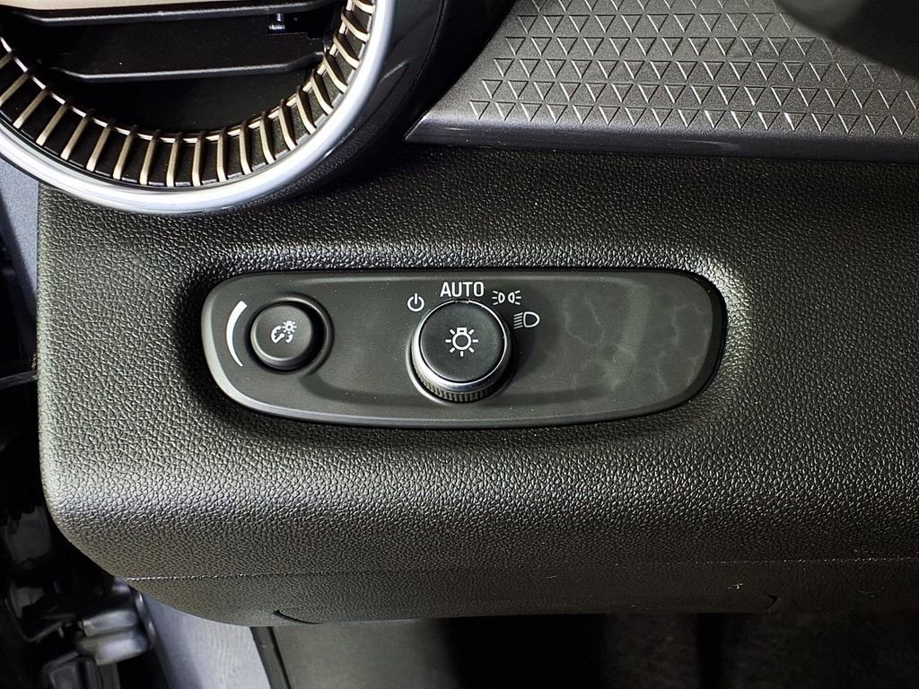 Used 2025 Chevrolet Trax ACTIV w/ Driver Confidence Package FWD image 24