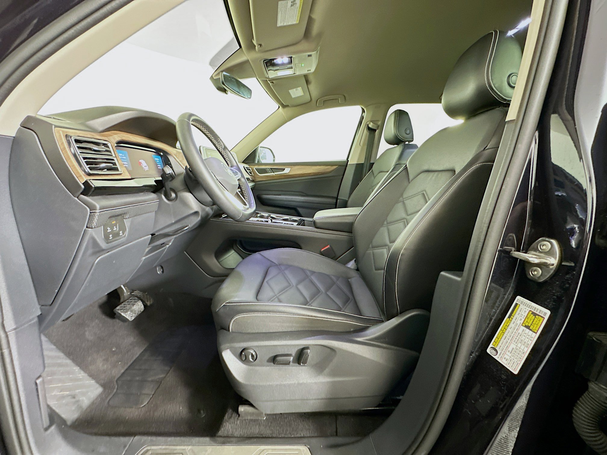 Used 2025 Volkswagen Atlas SE image 13