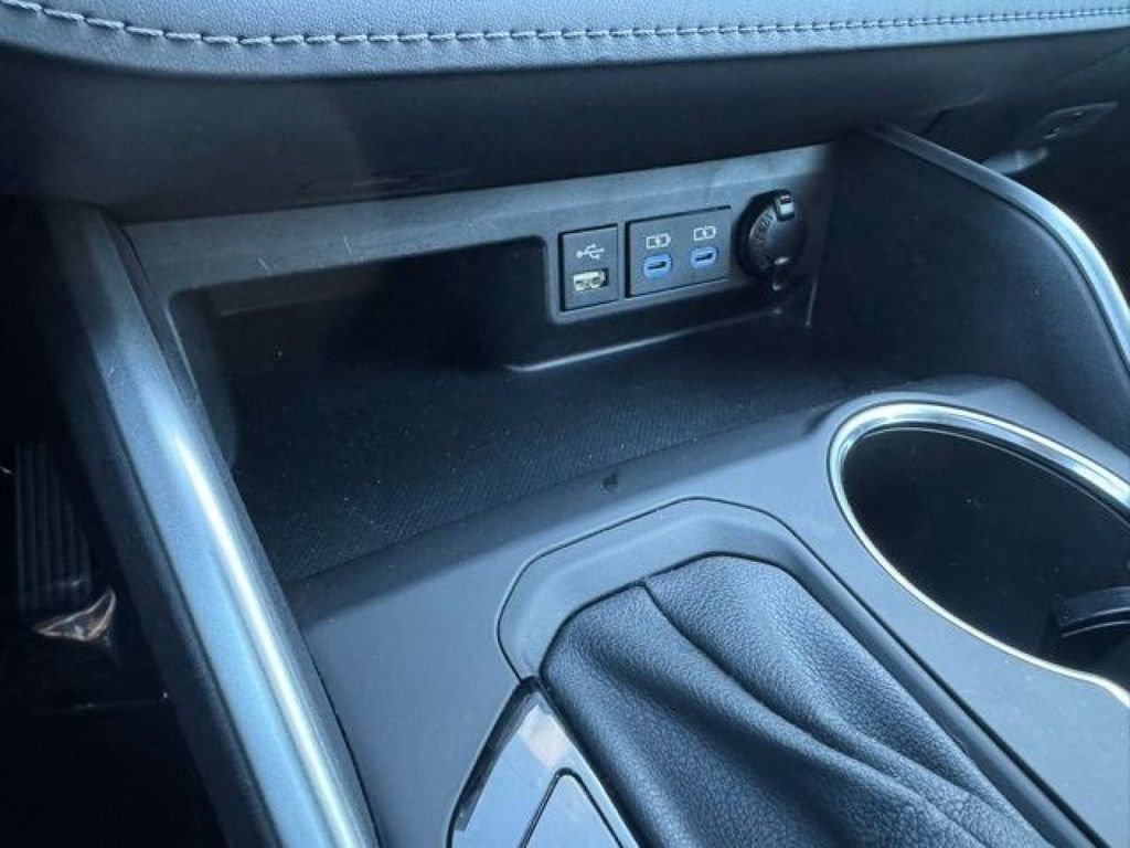 Used 2022 Toyota Highlander XLE AWD/4WD image 18