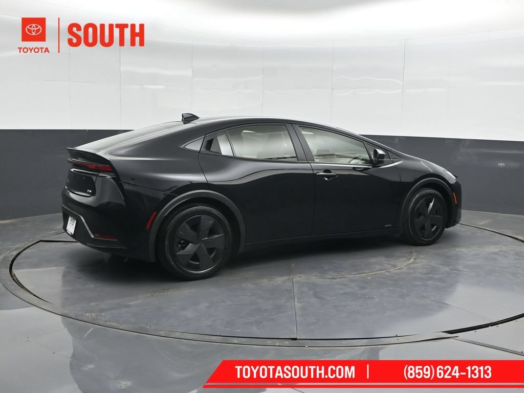 Used 2025 Toyota Prius LE AWD/4WD image 2