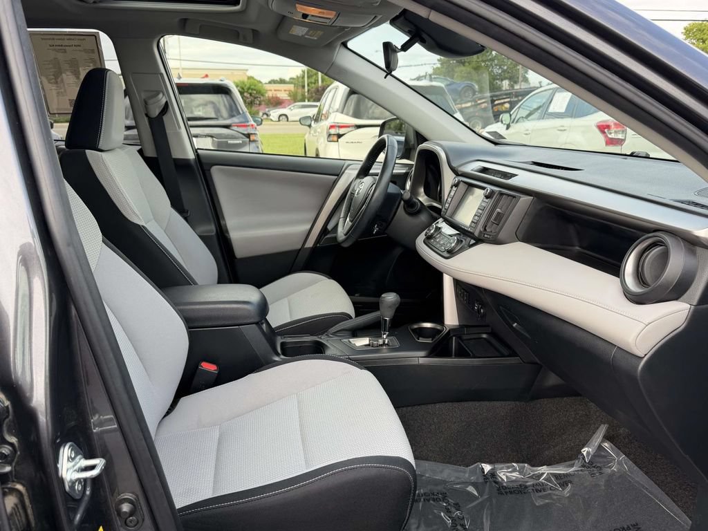 Used 2018 Toyota RAV4 XLE AWD/4WD image 12