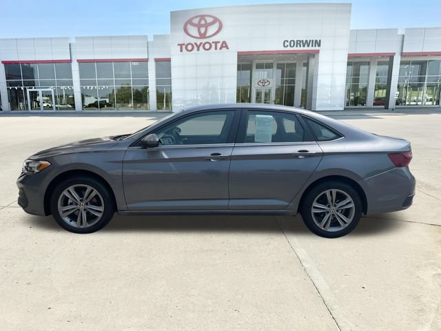 Used 2024 Volkswagen Jetta SE FWD image 2