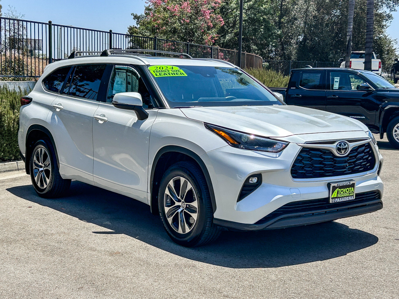 Used 2024 Toyota Highlander XLE FWD image 3