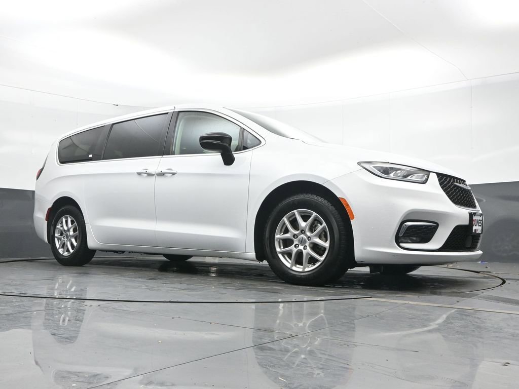 Used 2024 Chrysler Pacifica Touring-L FWD image 44
