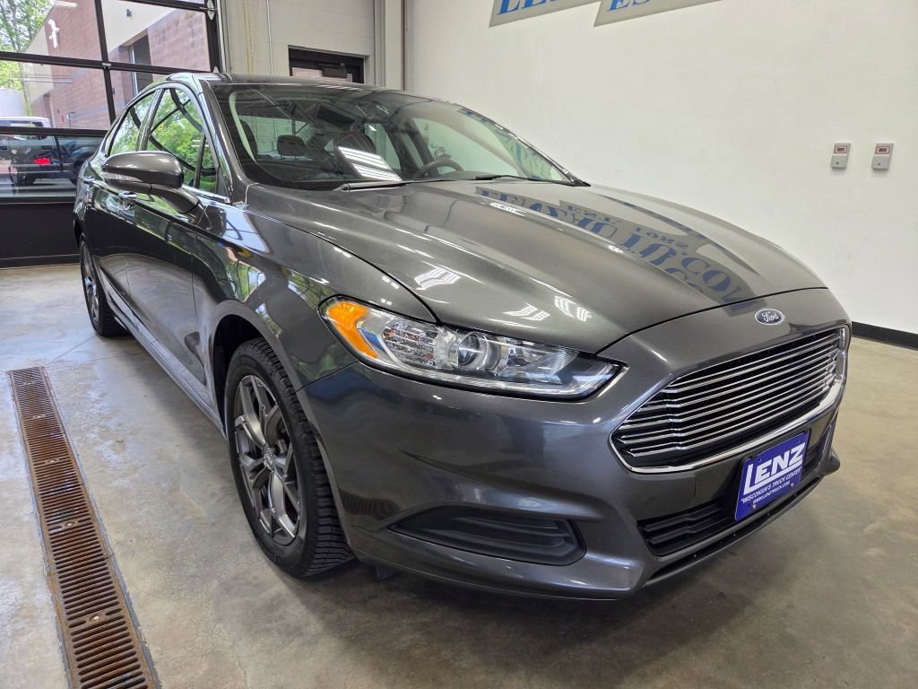 Used 2015 Ford Fusion SE FWD image 2
