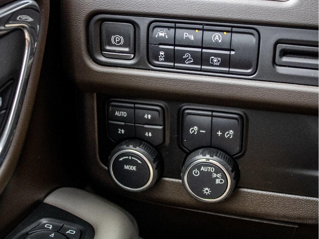 Used 2023 Chevrolet Suburban Z71 w/ Luxury Package AWD/4WD image 41