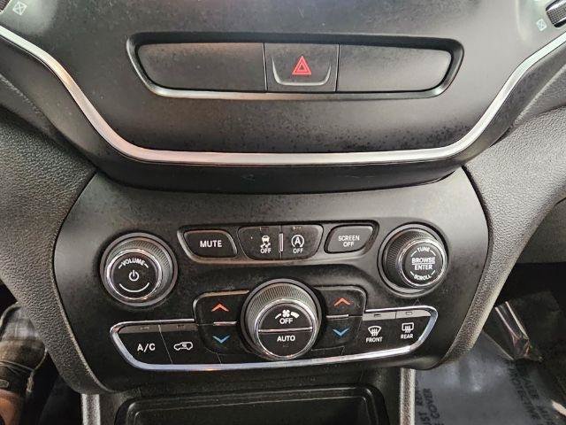 Used 2019 Jeep Cherokee Latitude Plus w/ Comfort/Convenience Group FWD image 20