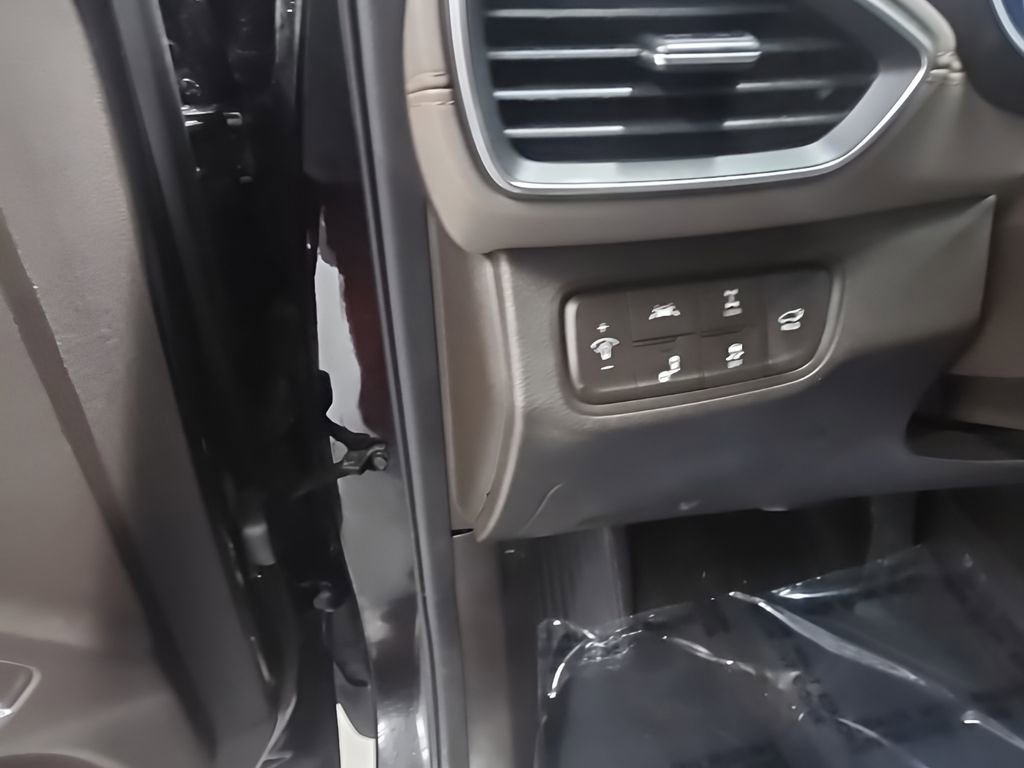 Used 2020 Hyundai Santa Fe Limited AWD/4WD image 11