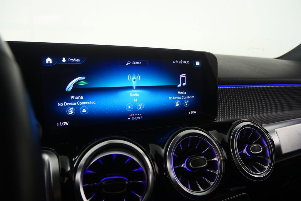Used 2023 Mercedes-Benz GLB 250 w/ Premium Package image 17