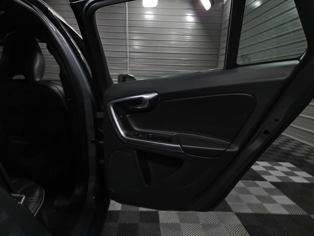 Used 2018 Volvo V60 T6 R-Design Platinum image 35