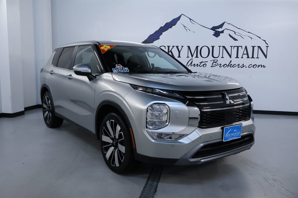 Used 2025 Mitsubishi Outlander SE AWD/4WD image 1