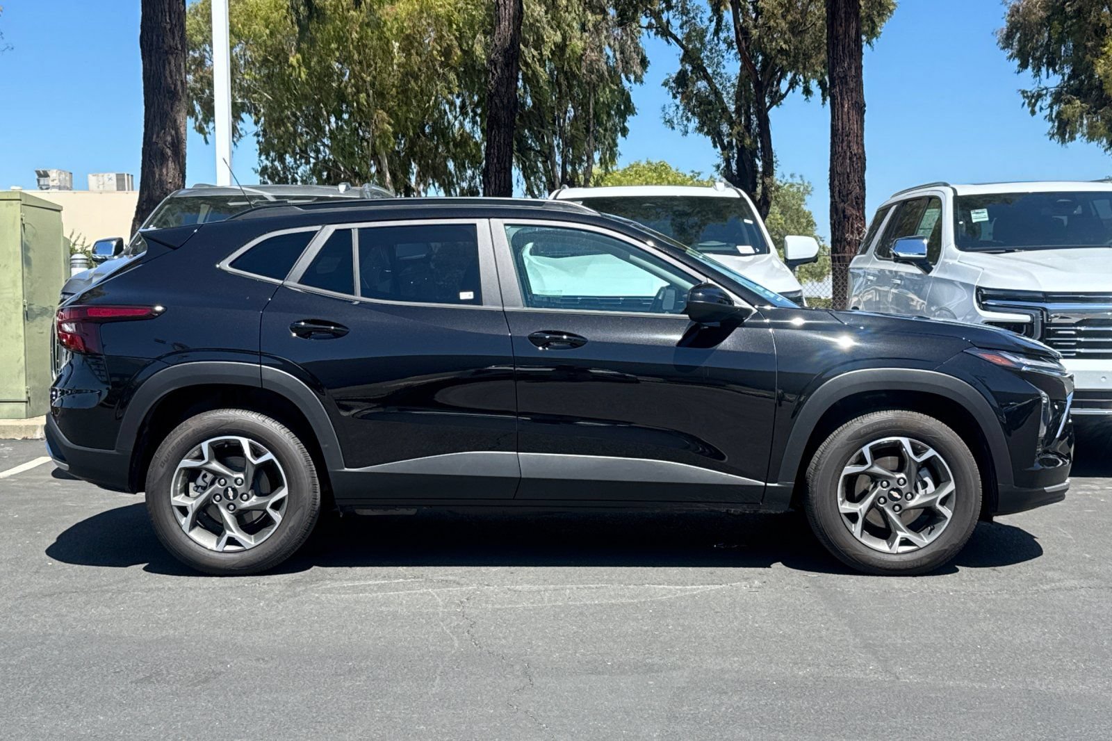 Used 2026 Chevrolet Trax LT w/ Sunroof Package FWD image 4