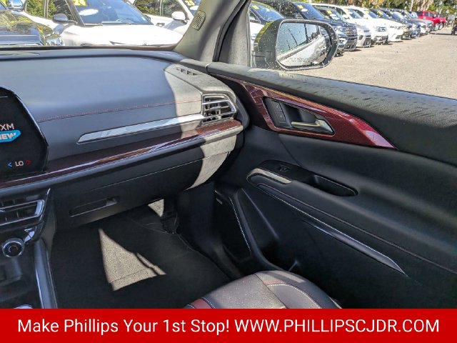 Used 2025 Chevrolet Traverse RS FWD image 16
