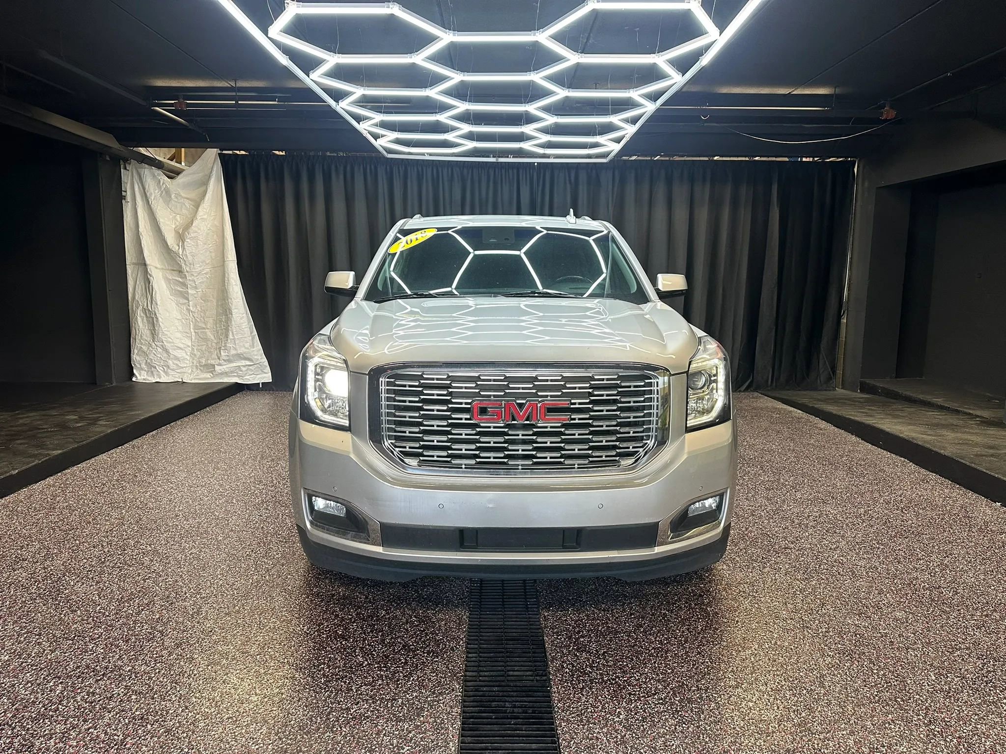 Used 2018 GMC Yukon XL Denali RWD image 2
