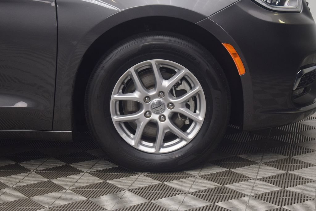 Used 2023 Chrysler Pacifica Touring-L FWD image 30