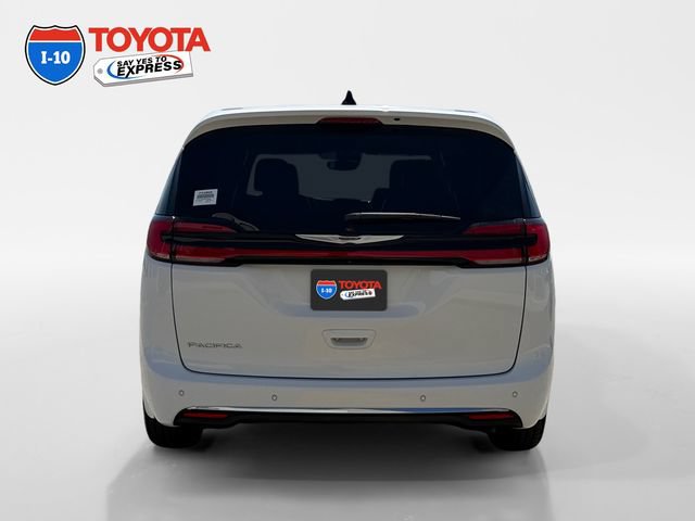 Used 2025 Chrysler Pacifica Select FWD image 4