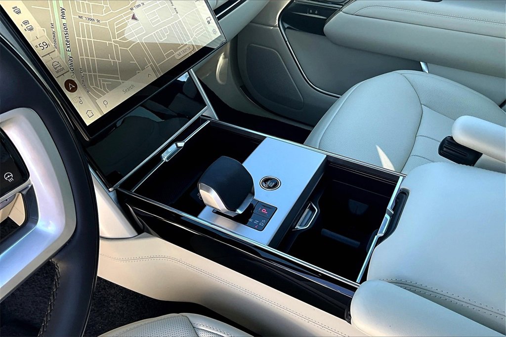 New 2025 Land Rover Range Rover SE image 8