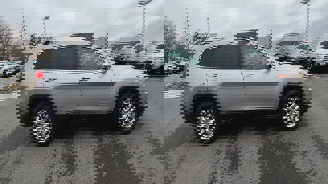 Used 2017 Jeep Cherokee Limited image 9