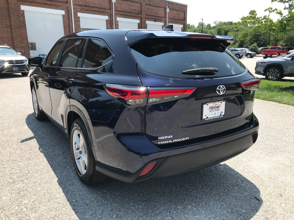 Used 2023 Toyota Highlander LE FWD image 5