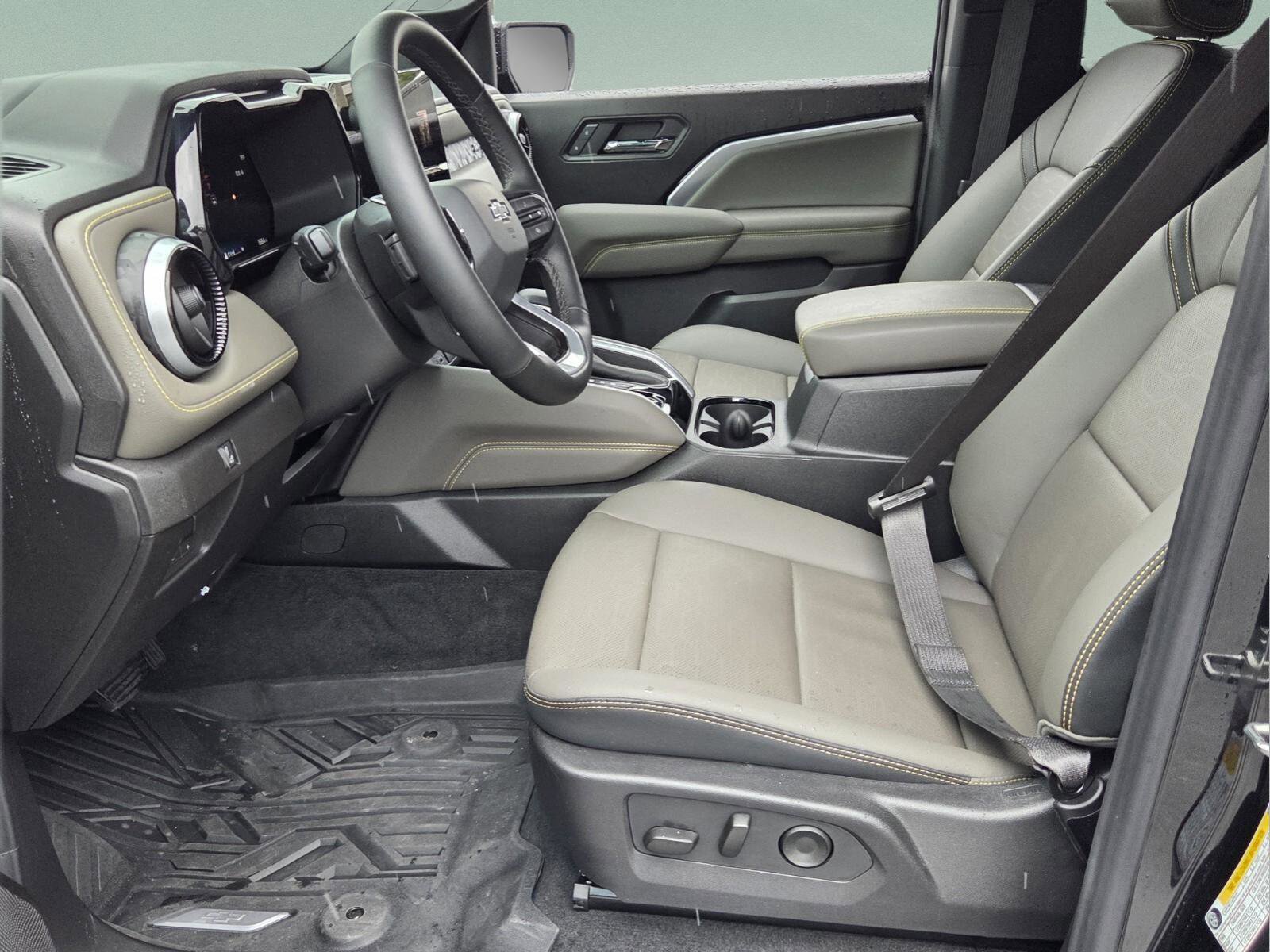 Used 2026 Chevrolet Colorado ZR2 w/ Technology Package AWD/4WD image 11