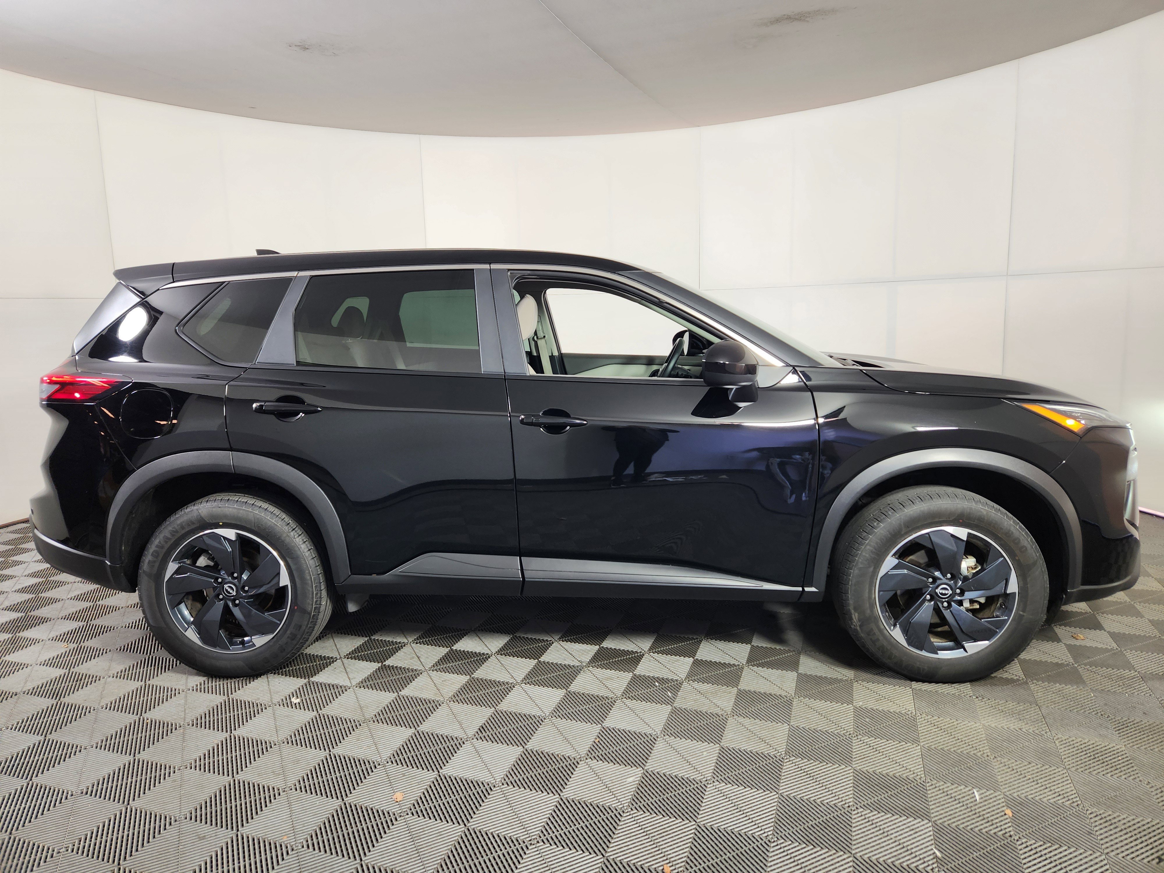 Used 2025 Nissan Rogue SV image 8
