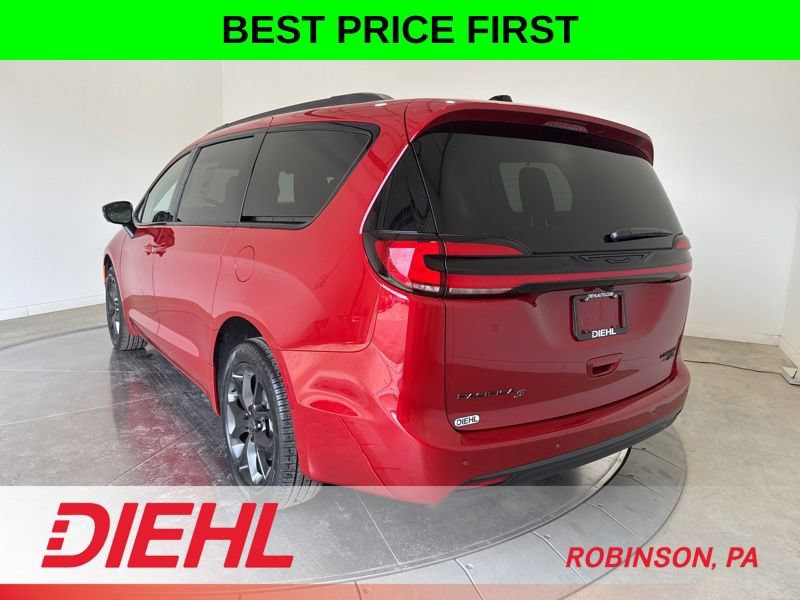New 2027 Chrysler Pacifica Limited w/ Family Tech Group AWD/4WD image 5