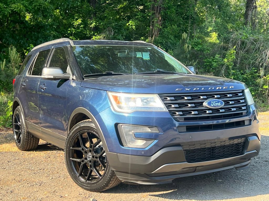 Used 2017 Ford Explorer XLT w/ Equipment Group 202A FWD image 7