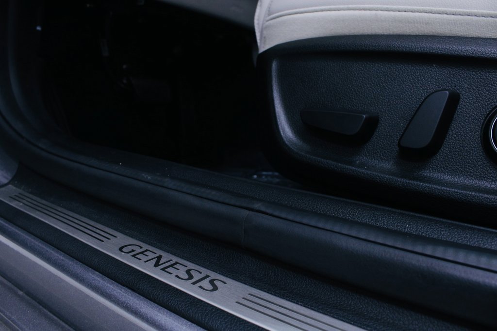 Used 2025 Genesis G70 2.5T image 4