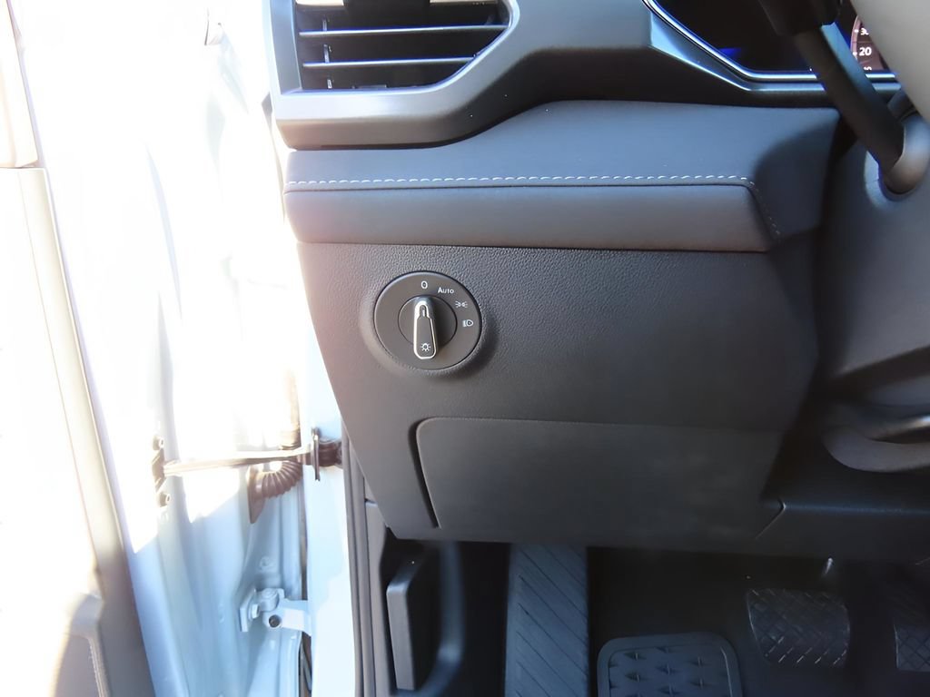 New 2025 Volkswagen Taos SE AWD/4WD image 24