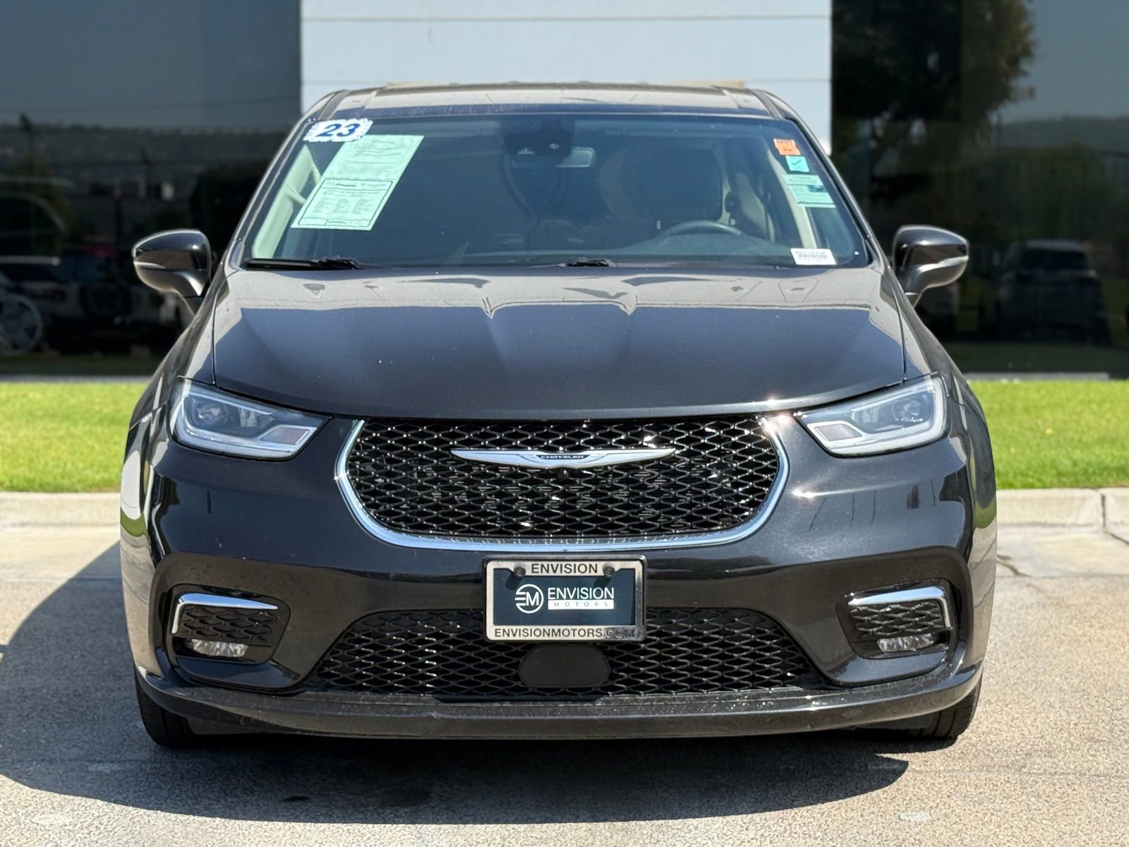 Used 2023 Chrysler Pacifica Touring-L FWD image 5