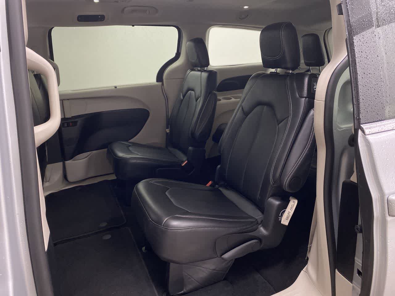 Used 2024 Chrysler Pacifica Touring-L FWD image 15