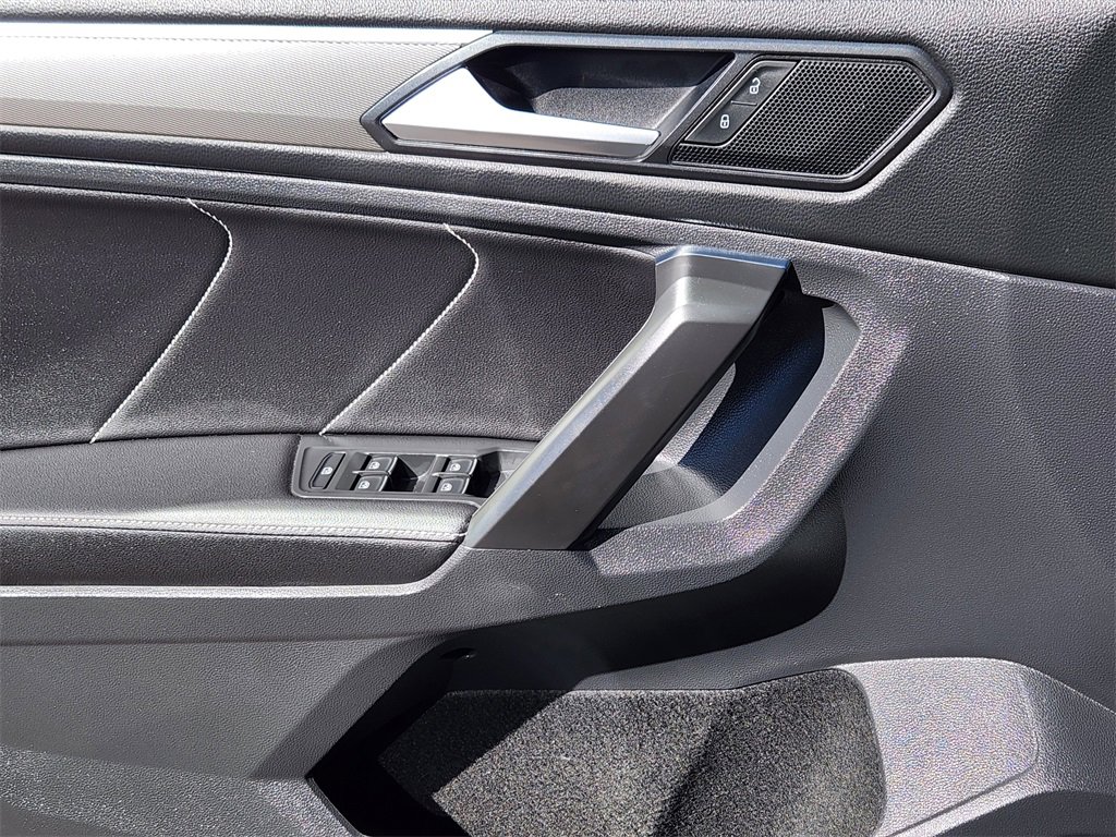 Used 2022 Volkswagen Tiguan SE R-Line image 3