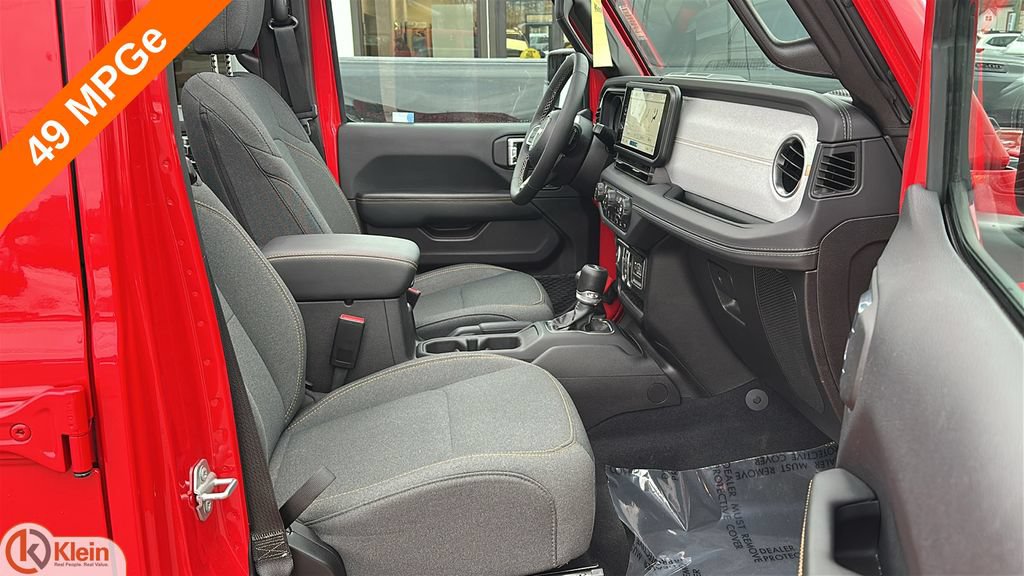 Used 2025 Jeep Wrangler Unlimited Sahara w/ Safety Group AWD/4WD image 32