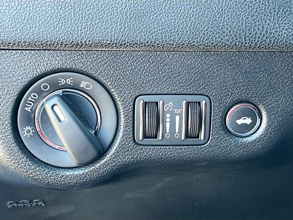 Used 2023 Chrysler 300 Touring w/ Sport Appearance Package RWD image 10
