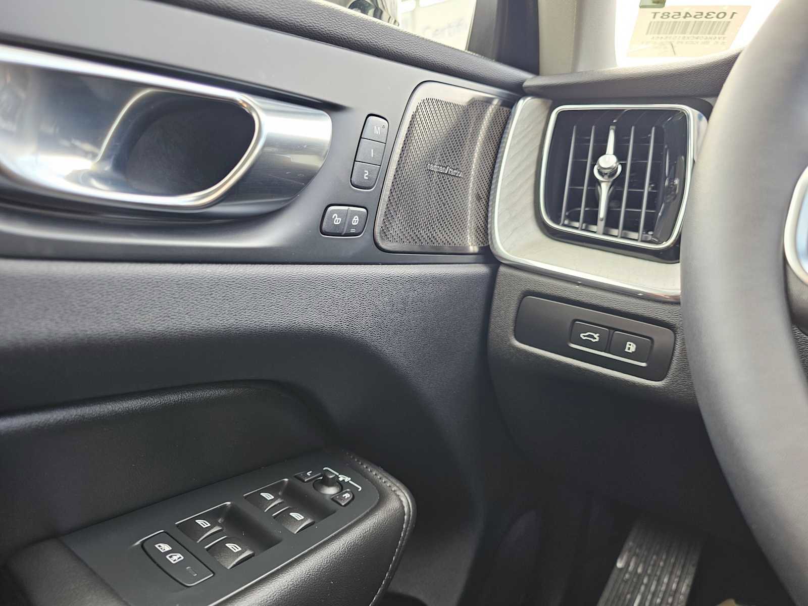 Certified 2025 Volvo XC60 T8 Plus w/ Protection Package Premier image 31