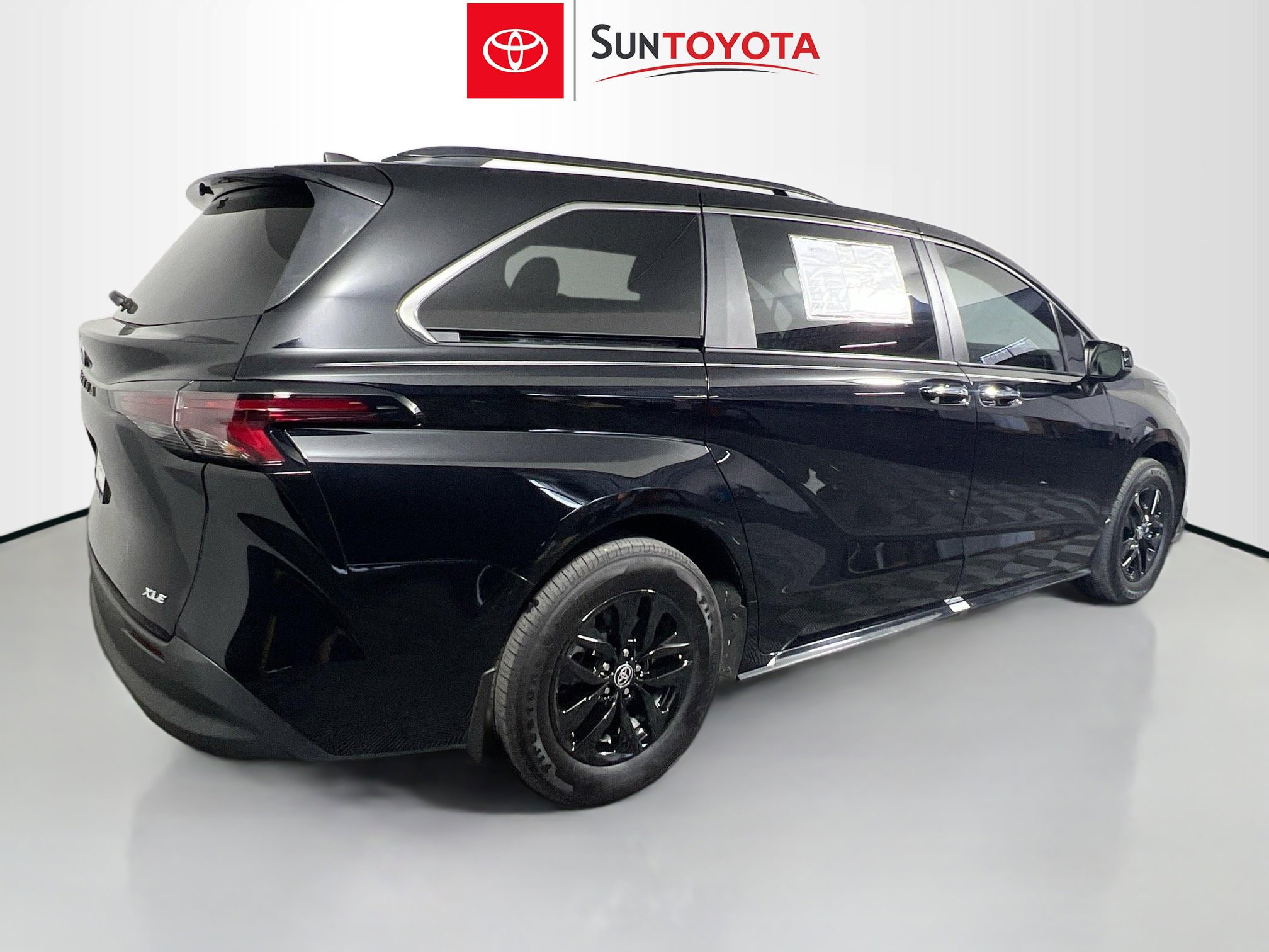 Used 2025 Toyota Sienna XLE FWD image 4