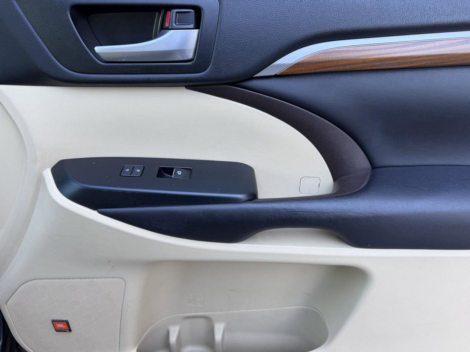 Used 2017 Toyota Highlander Limited image 28