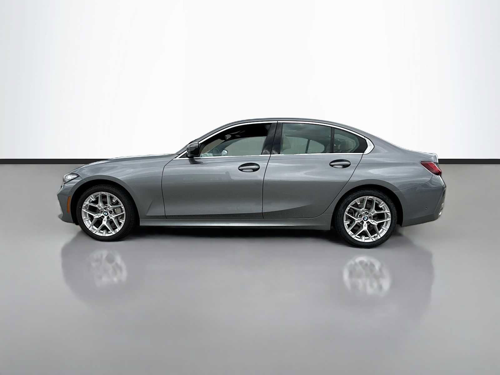 Used 2025 BMW 330i xDrive Sedan w/ Premium Package AWD/4WD image 5
